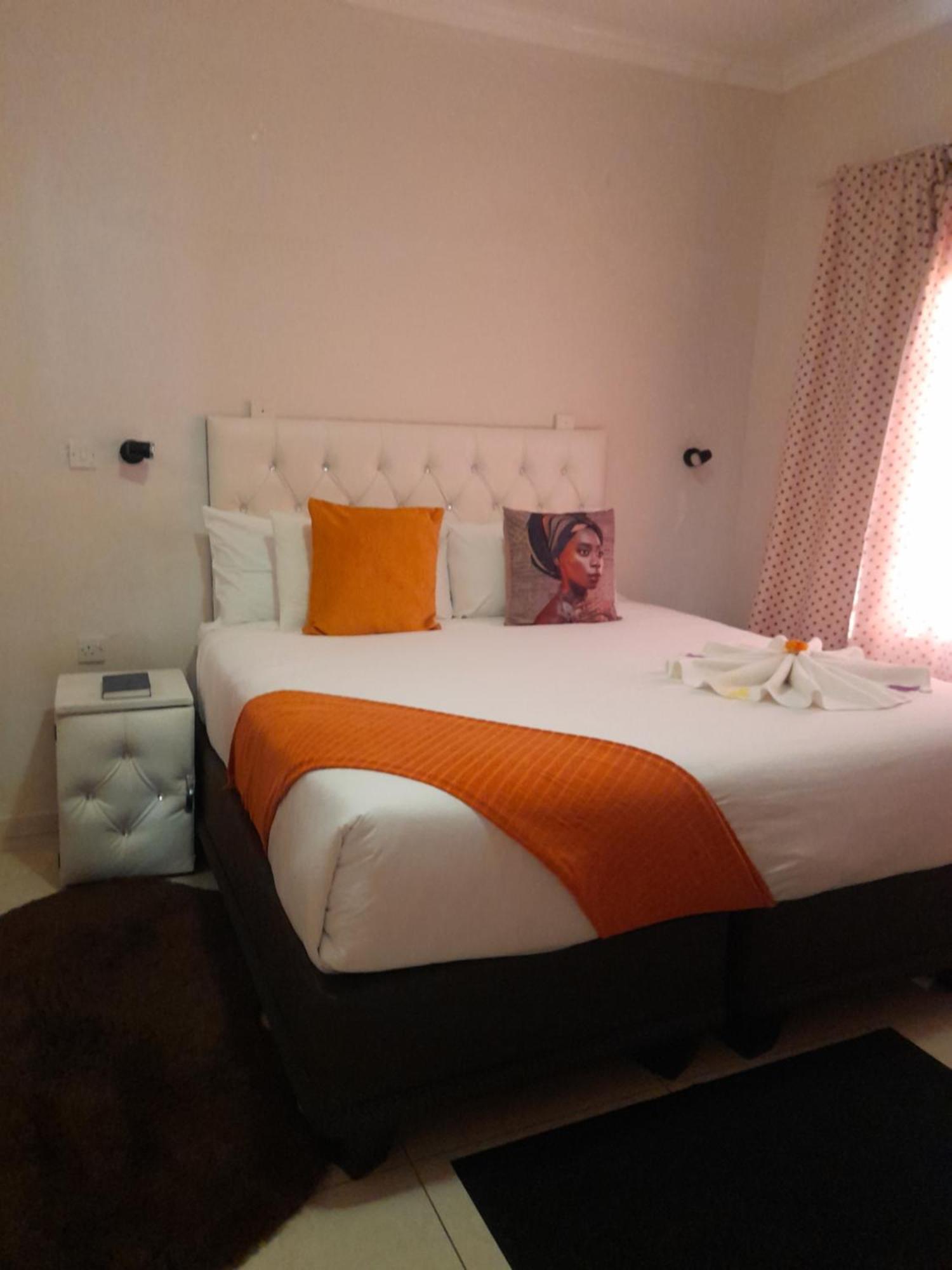 Bed and Breakfast Rest & Digest Serowe Exterior foto
