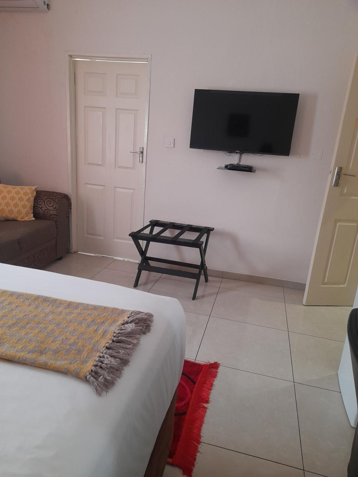 Bed and Breakfast Rest & Digest Serowe Exterior foto